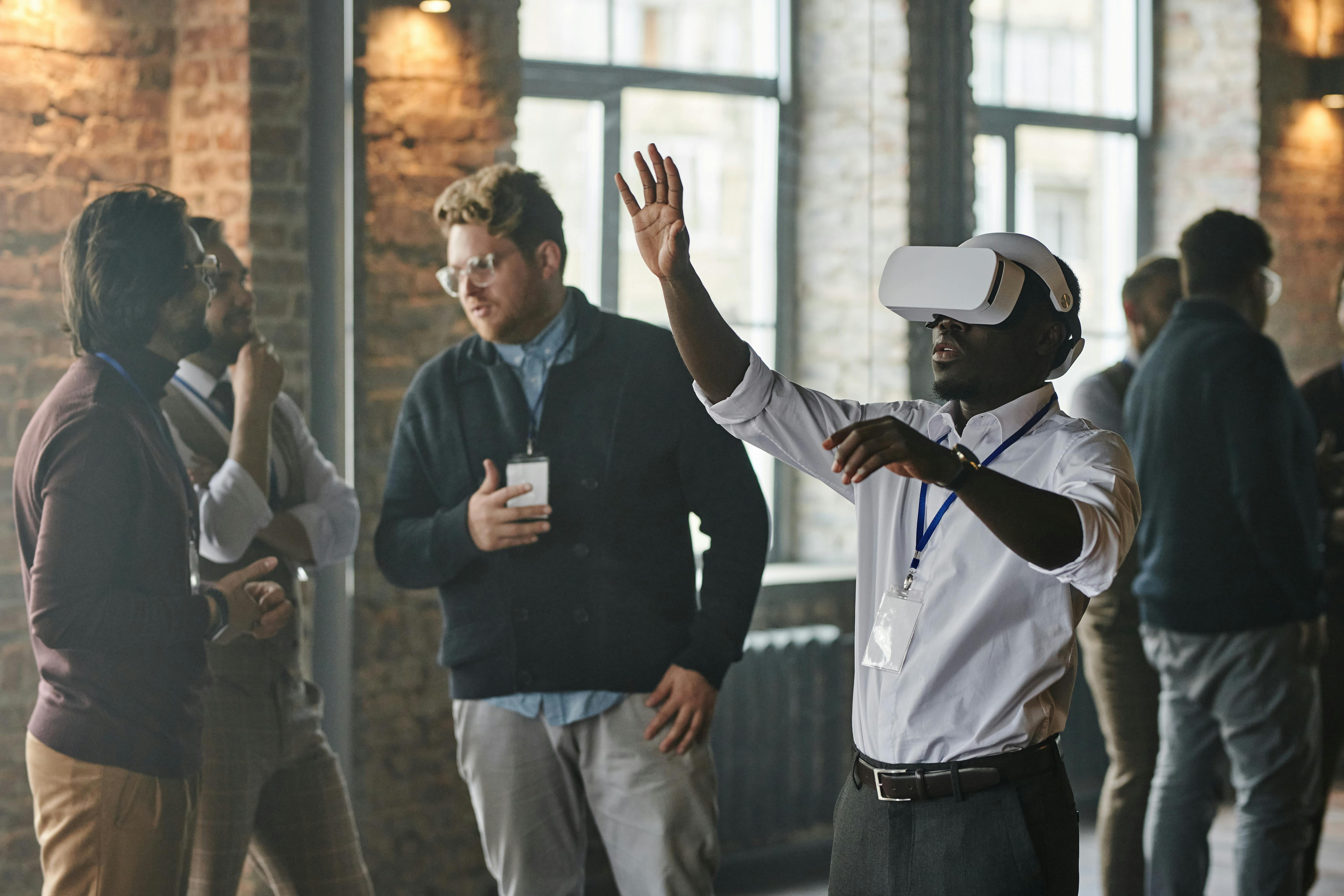 Une personne en immersion totale avec un casque de réalité virtuelle, entourée de participants curieux, tous munis de badges lors d’un événement professionnel