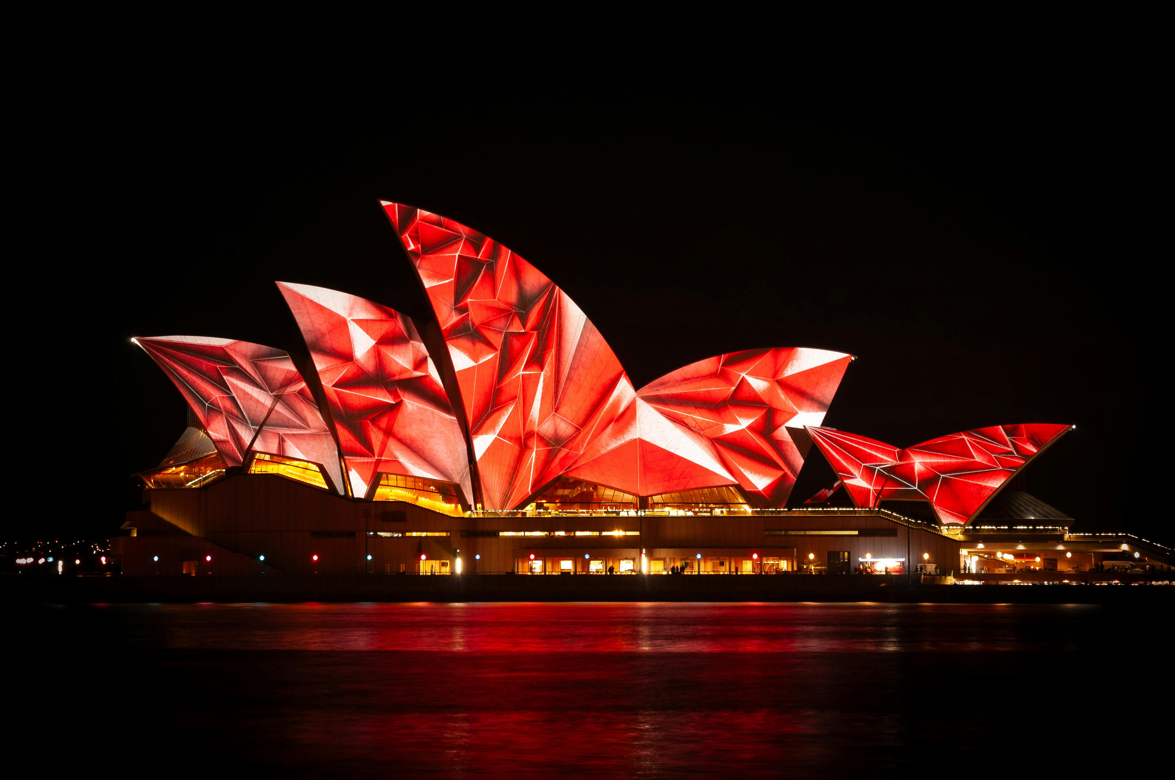 L’Opéra de Sydney baigné de lumières rouges lors d’un spectacle de projection architecturale