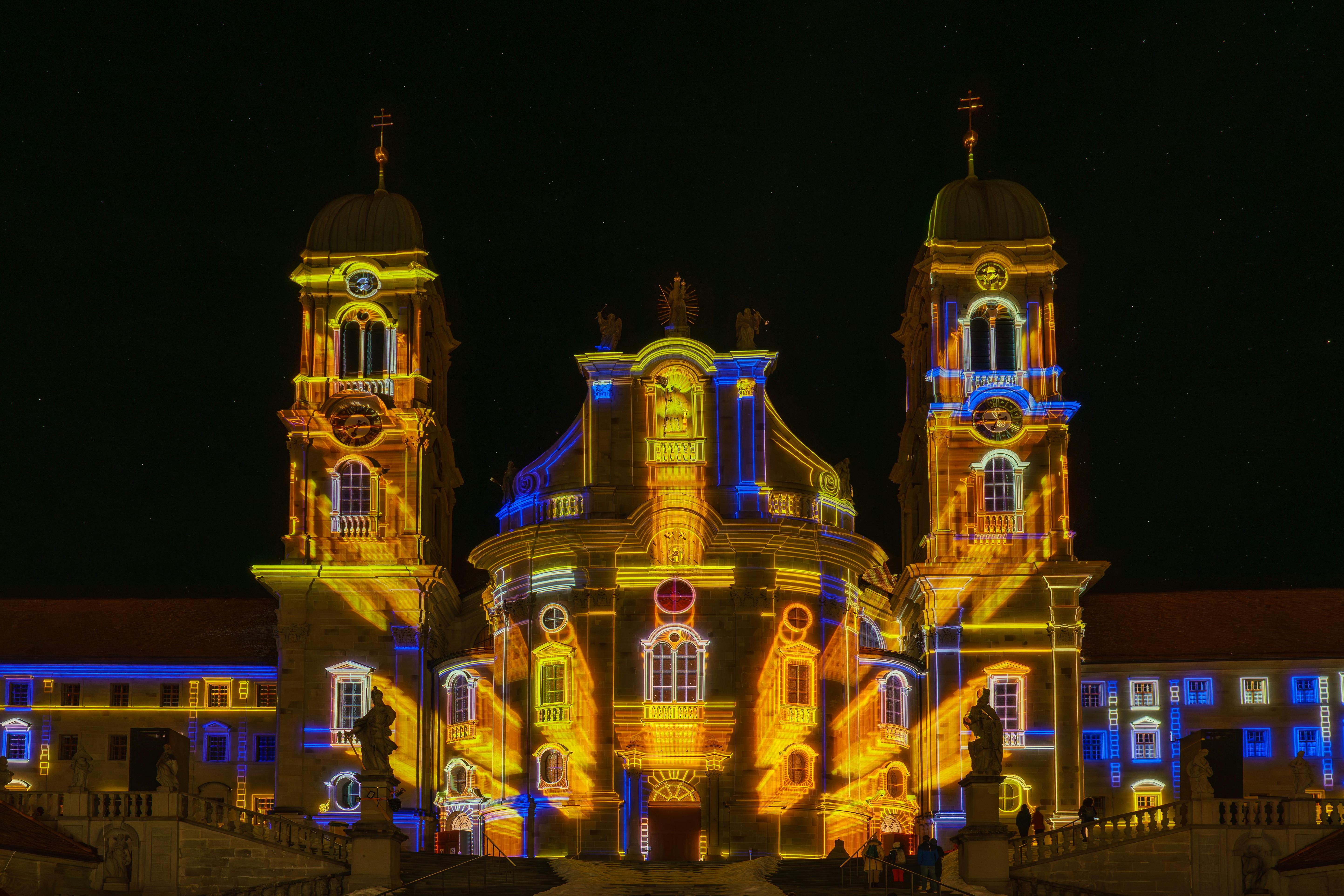 Façade d’une abbaye sublimée par un mapping vidéo qui révèle et souligne ses détails architecturaux