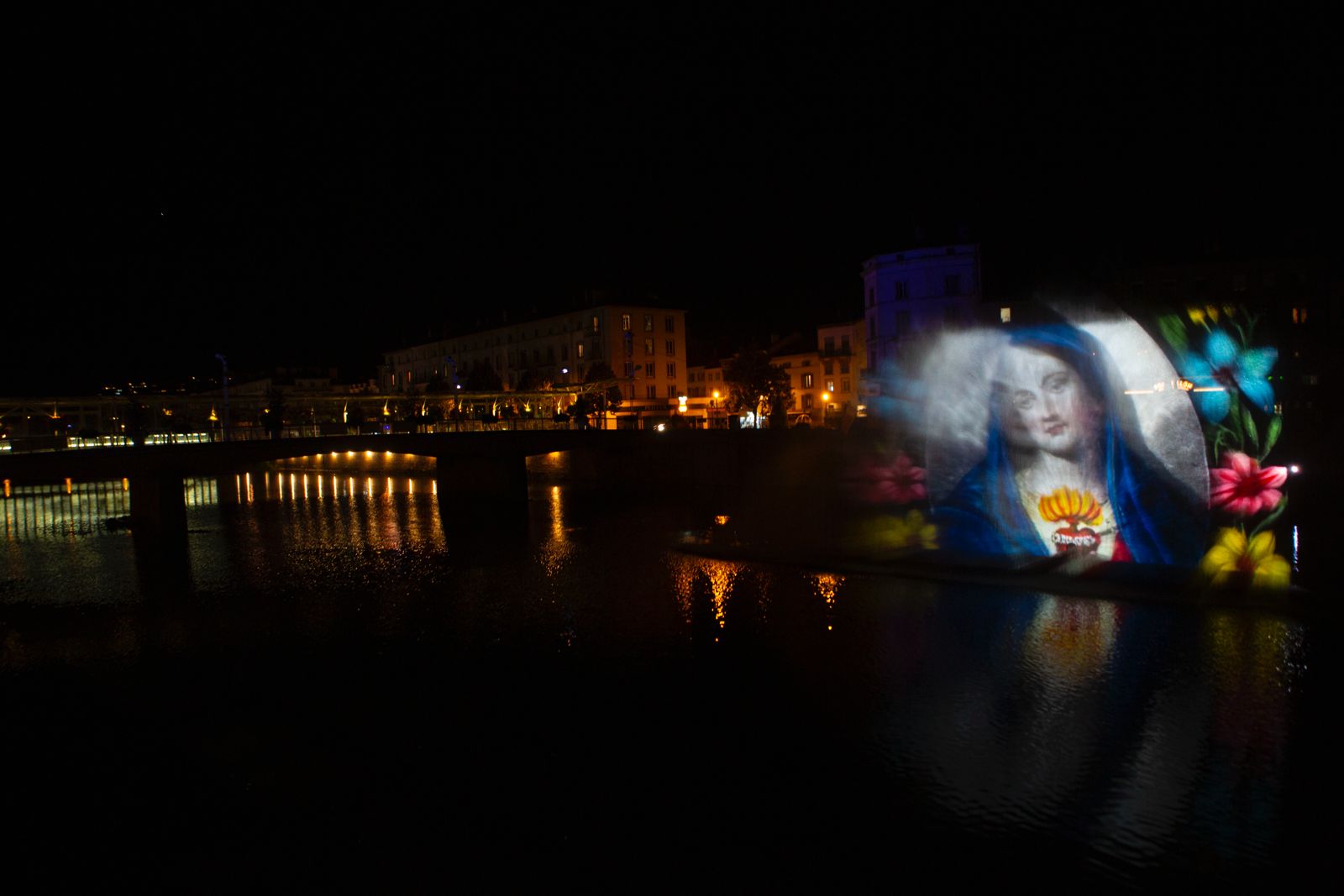 Un jeu de lumières projeté directement sur l’eau, créant des formes et des couleurs en mouvement, comme une fresque vivante sur la surface