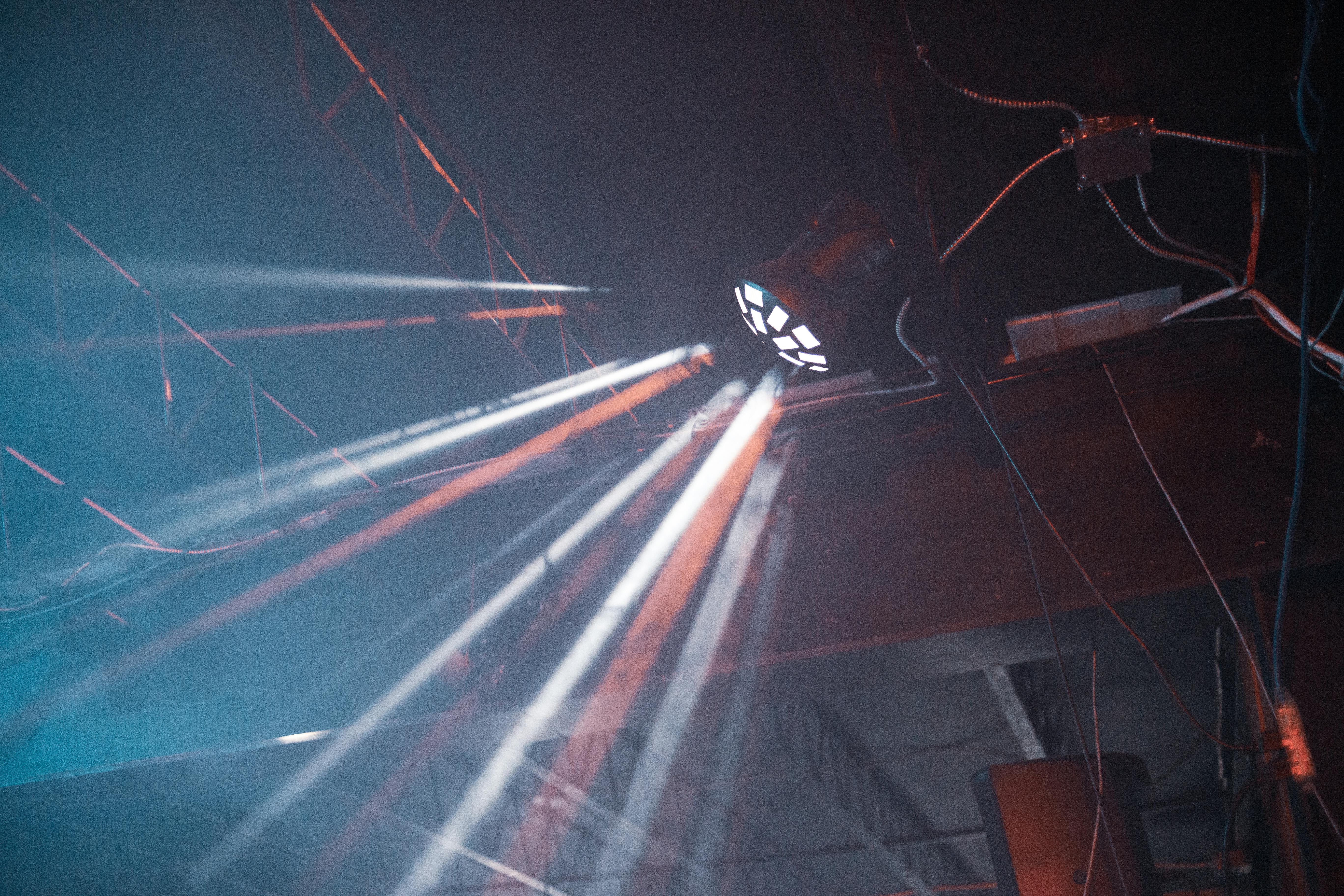 Projecteurs lumineux entourés de câbles prêts à être connectés pour un événement