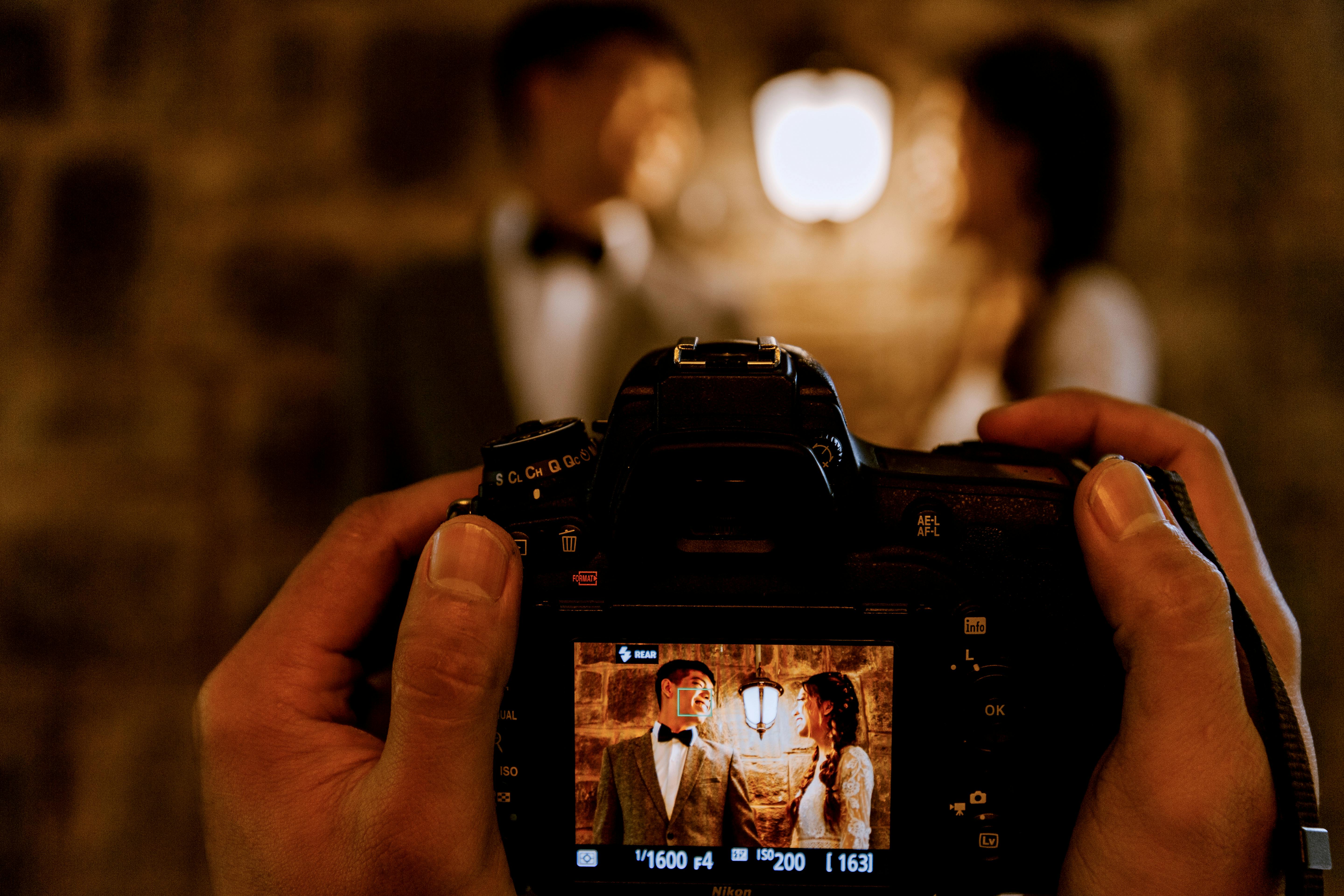 Appareil photo en gros plan affichant sur son écran l’image d’un couple de mariés