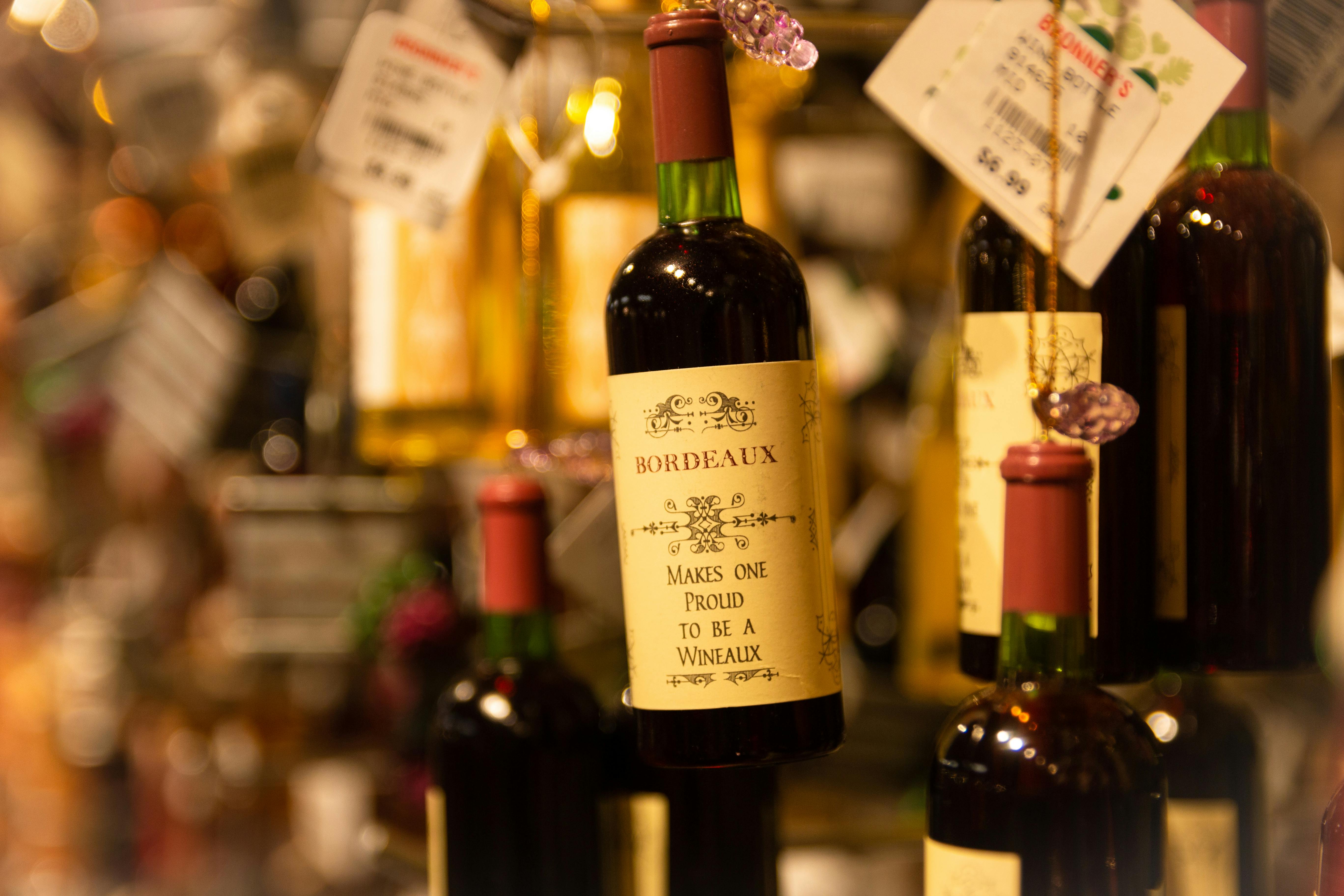 Bouteilles de vin suspendues sur un présentoir dans un magasin
