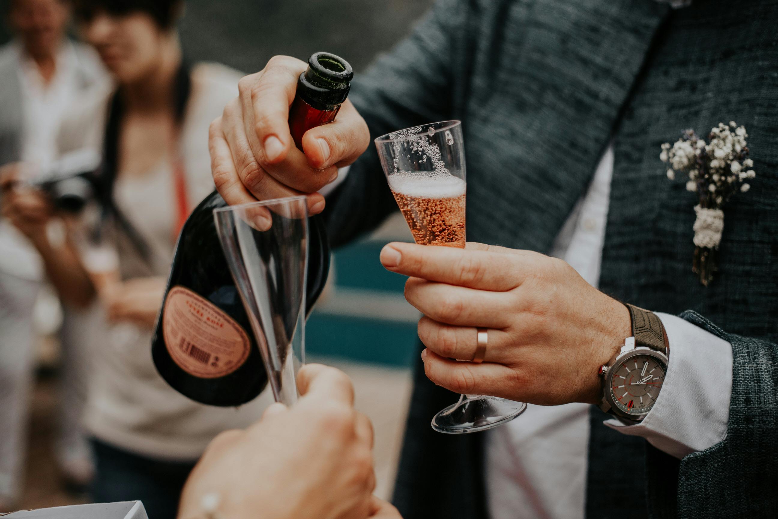 Un homme tenant un verre de champagne lors d'un mariage